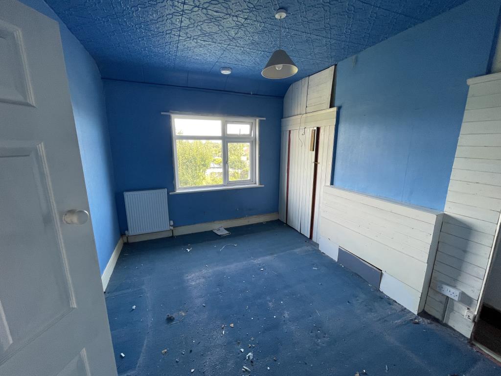 Lot: 103 - THREE-BEDROOM SEMI-DETACHED HOUSE FOR IMPROVEMENT - inside image of bedroom 2